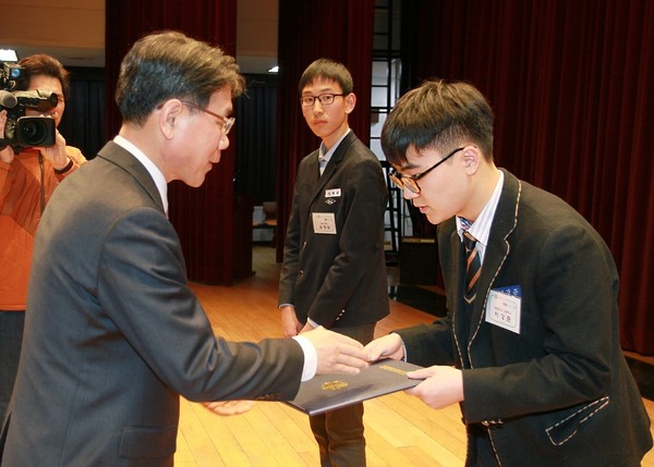 ▲ 이재관 대전시장 권한대행이 21일 대학생 235명에게 장학금 2억1900만원을 지급했다.ⓒ대전시