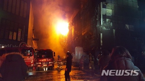 ▲ 충북 제천 하소동 8층 복합건물에서 21일 오후 3시 53분경 화재가 발생, 출동한 소방관들이 화재 진압에 나서고 있다. ⓒ뉴시스