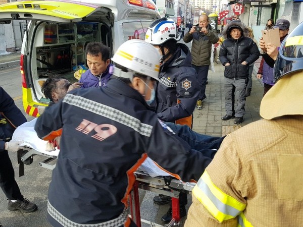 ▲ 소방대원들이 화재 피해를 입은 시민을 앰뷸런스에 태우고 있다.ⓒ제천단양 투데이 제공