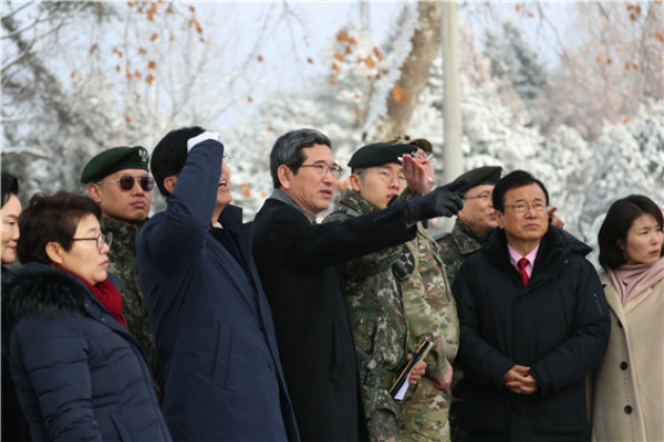 ▲ 자유한국당 김학용 의원이 21일 판문점 공동경비구역을 찾아 얼마 전 총격전이 벌어졌던 귀순 현장을 살펴보고 있다. ⓒ자유한국당 김학용 의원실 제공