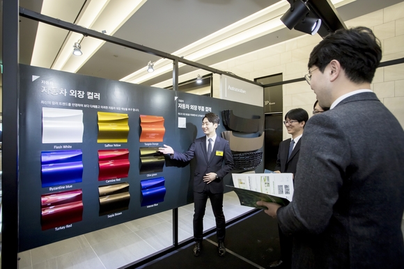 ▲ 산업별 CMF 샘플 전시 코너에서 관람객들이 설명을 듣고 있다.ⓒKCC