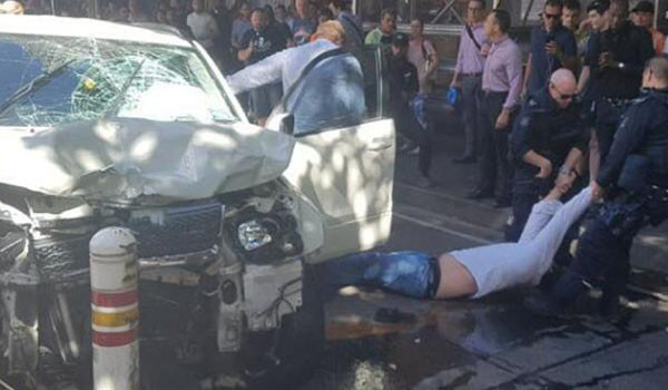 ▲ 호주 멜버른 시내 중심가에서 SUV를 몰고 행인들에게 돌진한 범인이 경찰들에 의해 차에서 끌려나오는 모습. ⓒ호주 오스트레일리안 관련보도-호주 채널7 보도화면 캡쳐.