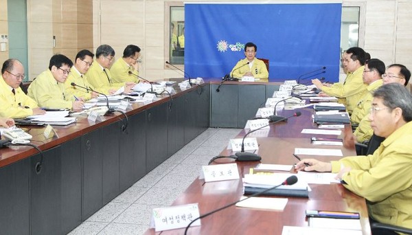 ▲ 이시종 충북도지사가 22일 전날 발생한 제천 화재 관련 긴급 비상대책회의를 주관하고 있다.ⓒ충북도