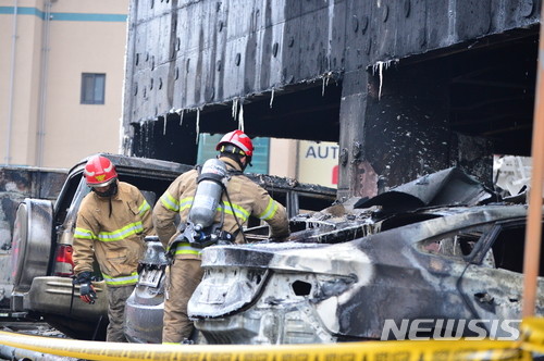 ▲ 21일 오후 충북 제천시 스포츠센터에서 29명의 생명을 앗아간 화재 참사가 발생했다. 이날 진화가 마무리된 건물에서 소방대원들이 수색 작업을 진행하고 있다. ⓒ뉴시스