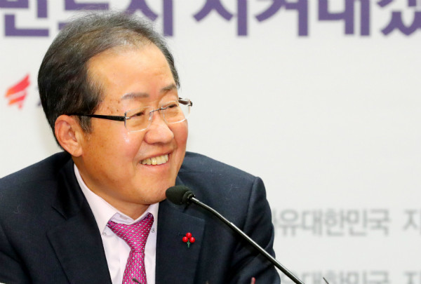 ▲ 자유한국당 홍준표 대표가 22일 오후 대법원에서 무죄 확정판결을 받은 직후, 당사에서 열린 기자간담회에 참석해 웃음 가득한 표정으로 취재진의 질문에 답하고 있다. ⓒ뉴시스 사진DB