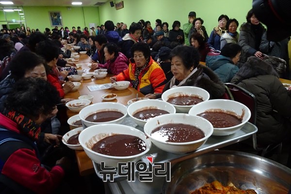 ▲ 대전 광수사는 22일 동짓날을 맞아 사찰에서 동지법회를 열고 신도 2000여명에게 팥죽을 제공했다.ⓒ김정원기자