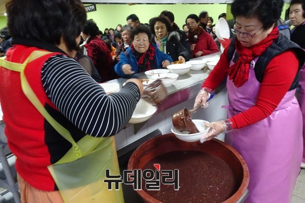 ▲ 대전 광수사는 22일 동지법회를 갖고 신도들에게 팥죽을 제공했다. 사찰 지하 식당에서 신도들이 팥죽을 받기 위해 줄지어 서 있다.ⓒ김정원기자