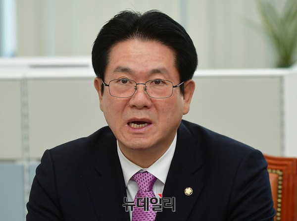 ▲ 이동섭 국민의당 중앙당선거관리위원장이 22일 오전 국회에서 바른정당과 통합 여부 확인을 위한 안철수 당대표의 재신임을 묻는 전당원투표와 관련해 기자간담회를 열고 발언하고 있다. ⓒ뉴데일리 정상윤 기자