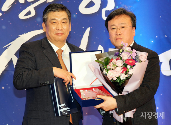 ▲ 소상공인연합회가 지난 21일 서울 여의도 웨딩컨벤션에서 '소상공인연합회 선정 2017 올해의 보도대상' 시상식을 개최하고 있다. 김흥수 시장경제신문 기자(오른쪽)는 '주간지 및 월간지 부문'에서 수상의 기쁨을 누렸다. ⓒ시장경제신문