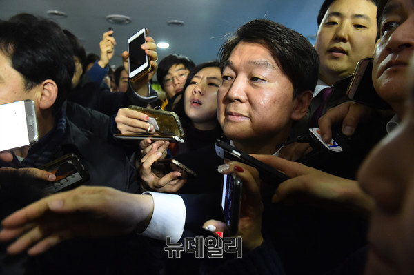 ▲ 국민의당 안철수 대표가 21일 의원회관에서 열린 당무위원회의에서 전당원투표가 의결된 뒤, 몸싸움과 소란 속에서 회의장을 빠져나가고 있다. ⓒ뉴데일리 이종현 기자