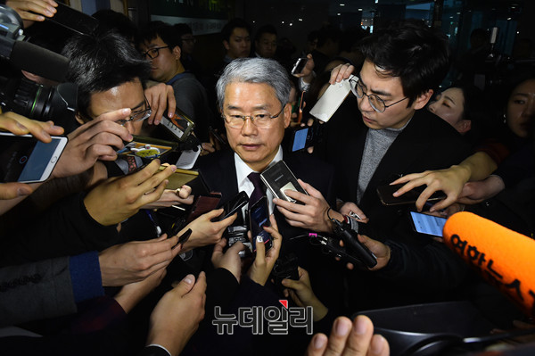 ▲ 국민의당 김동철 원내대표가 21일 의원회관에서 열린 당무위원회의에서 전당원투표가 의결된 직후, 회의장을 빠져나와 참담한 심경을 토로하고 있다. 이날 김동철 원내대표는 중재파에서 통합반대파로 무게중심을 옮겼다는 평가다. ⓒ뉴데일리 이종현 기자