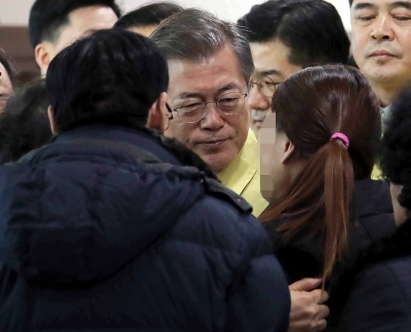 ▲ 문재인 대통령이 제천 화재사고 유가족과 대화하고 있다. ⓒ뉴시스
