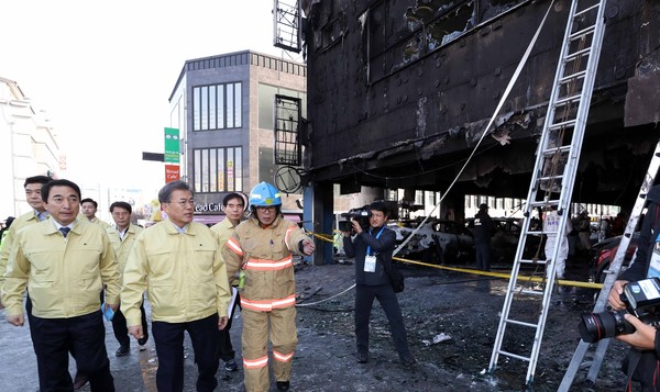 ▲ 문재인 대통령이 22일 화재 현장을 둘러보고 있다. ⓒ뉴시스