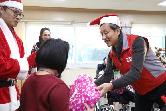 ▲ LG이노텍 임직원들이 지난 21일 홀트일산복지타운을 찾아 크리스마스 사랑 나눔 봉사활동을 진행했다. ⓒLG이노텍