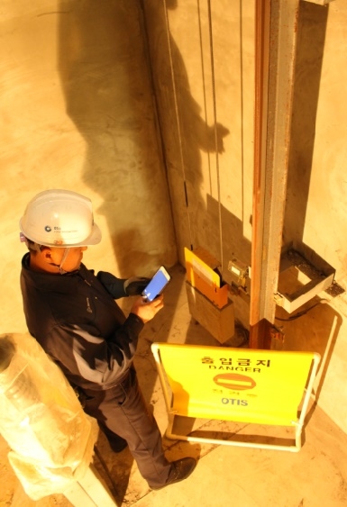 ▲ 오티스엘리베이터코리아 강서지사 유호성 서비스 엔지니어가 승강로에서 스마트폰을 활용해 승강기를 점검하고 있다. ⓒ오티스엘리베이터코리아