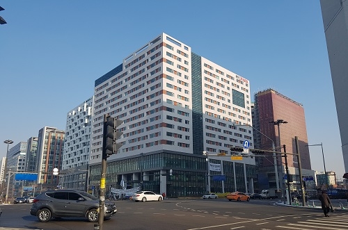 ▲ 지난달부터 입주를 시작한 문정아이파크(가운데)와 내년 2월 입주 예정인 문정법조타운푸르지오(왼쪽). 내년 3월 입주 예정인 현대힐스테이트에코문정(오른쪽)은 공사가 한창이다. =이보배 기자