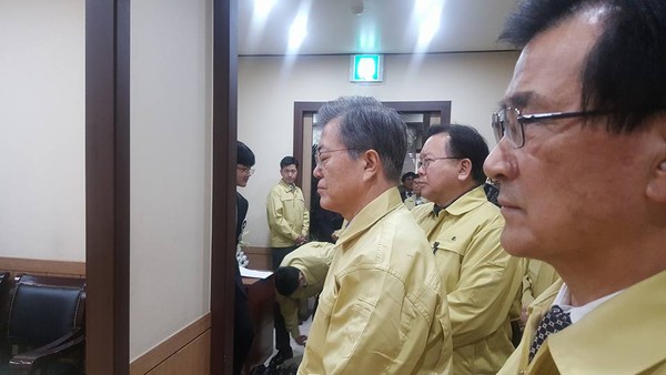 ▲ 문재인 대통령이 22일 충북 제천 화재 희생자의 장례식장을 찾아 조문하며 울먹이고 있다. ⓒ박수현 청와대 대변인 페이스북