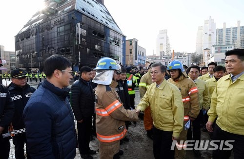 ▲ 문재인 대통령이 22일 충북 제천 스포츠센터 화재현장을 방문해 소방대원들을 격려하고 있다. ⓒ뉴시스