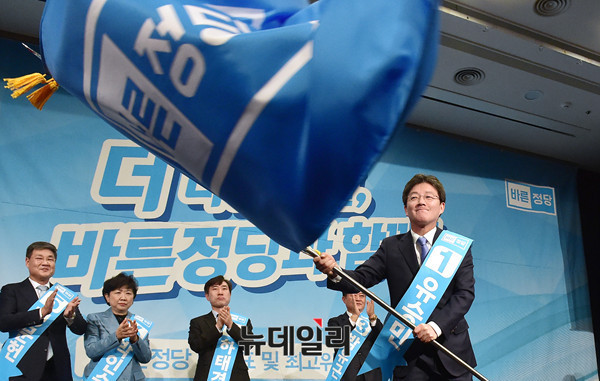 ▲ 유승민 신임 바른정당 대표가 지난 11월 13일 오전 국회 헌전기념관에서 열린 전당대회에서 당선 직후 당기를 흔들고 있다.ⓒ뉴데일리 이종현 기자