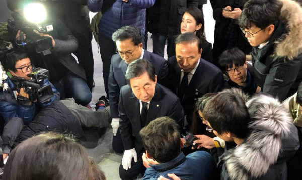 ▲ 자유한국당 김성태 원내대표가 24일 충북 제천의 사회적 참사 현장을 찾은 자리에서 일부 유가족의 요구에 권석창·박덕흠 의원과 함께 무릎을 꿇고 이야기를 듣고 있다. ⓒ뉴시스 사진DB