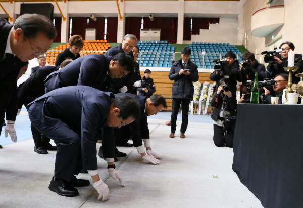 ▲ 자유한국당 홍준표 대표와 의원들이 25일 오전 합동분향소가 마련된 제천체육관을 찾아 분향한 뒤, 일동 재배(再拜)하고 있다. ⓒ뉴시스 사진DB