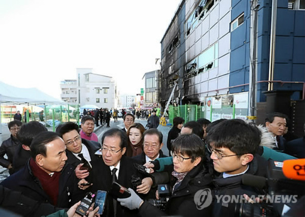 ▲ 자유한국당 홍준표 대표가 25일 오전 제천 하소동 화재참사 현장을 살펴본 뒤, 본지 취재진을 비롯한 기자들과 만나 질문에 답하고 있다. ⓒ연합뉴스 사진DB