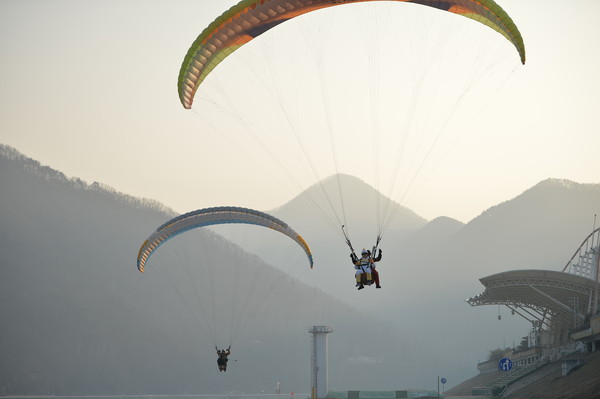 ▲ 23일 충북 단양에서 패러글라이딩 성화 봉송이 진행됐다.ⓒ평창올림픽조직위원회