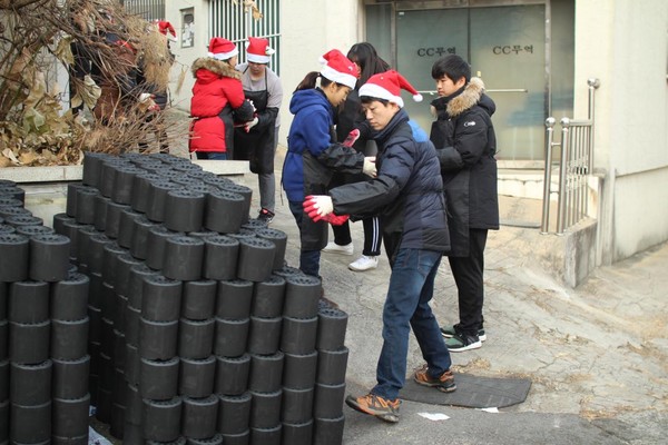 영진사이버대 사회복지계열 학생들이 지난 23일 서구 비산동에서 성탄절을 맞아 산타로 변신, 어려운 이웃과 함께하는 따뜻한 봉사를 펼쳤다.ⓒ영진사이버대