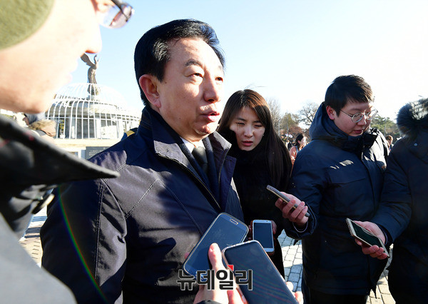 ▲ 자유한국당 김성태 원내대표가 26일 오전 청와대 앞에서 규탄 기자회견을 한 뒤, 취재진과 만난 자리에서 대오 결집의 필요성을 언급하고 있다. ⓒ뉴데일리 정상윤 기자