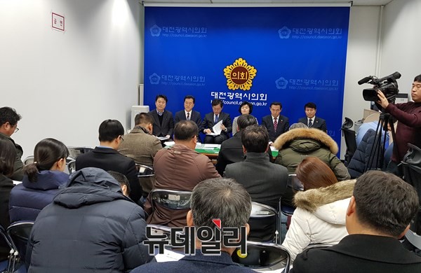 ▲ 대전시의회 김경훈 의장과 부의장 상임위원장이 26일 오전 시의회 기자실에서 송년 기자간담회를 갖고 있다. ⓒ김정원 기자