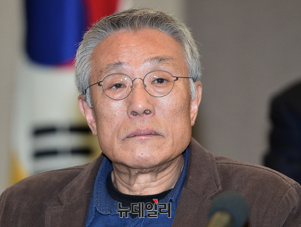 ▲ 26일 오전 서울 중구 프레스센터에서 '동아시아평화회의' 주최로 '평화 올림픽을 위한 각계 원로 기자회견'이 열린 가운데 소설가 황석영 씨가 참석한 모습.ⓒ뉴데일리 공준표 기자