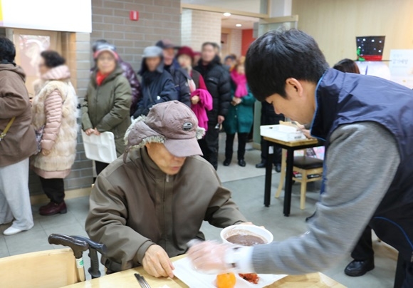 ▲ 지난 22일 경기 화성시 동탄4단지 종합사회복지관에서 반도건설 봉사단이 '동지팥죽 배식 봉사활동'을 실시하고 있다. ⓒ반도건설