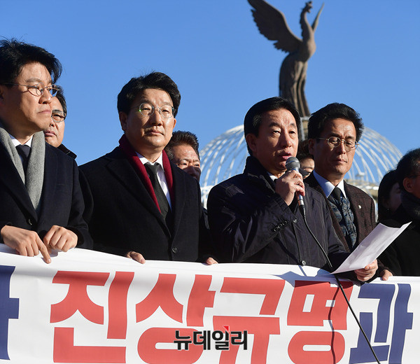 자유한국당 김성태 원내대표가 26일 오전 청와대 앞에서 규탄기자회견을 하고 있다. ⓒ뉴데일리 정상윤 기자