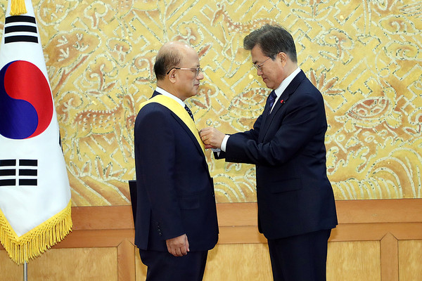 ▲ 문재인 대통령이 박한철 전 헌법재판소장에 서훈을 수여하는 모습. ⓒ청와대 제공