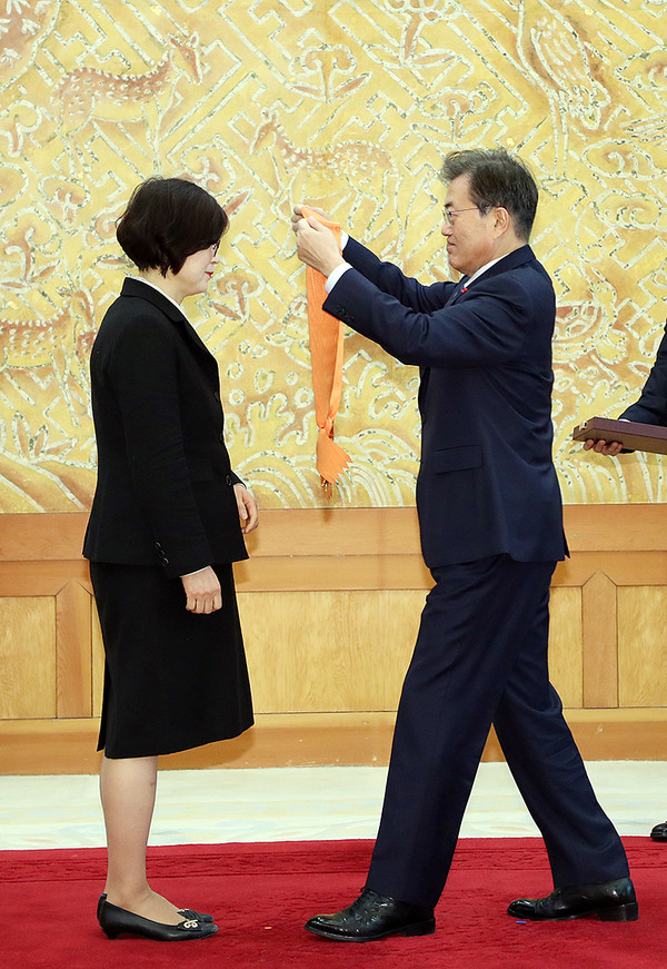 ▲ 문재인 대통령이 이정미 전 헌법재판소 재판관에 서훈을 수여하는 모습. ⓒ청와대 제공