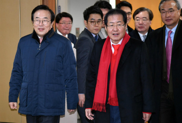 ▲ 자유한국당 홍준표 대표와 서병수 부산광역시장이 27일 부산시청으로 함께 들어서고 있다. ⓒ뉴시스 사진DB