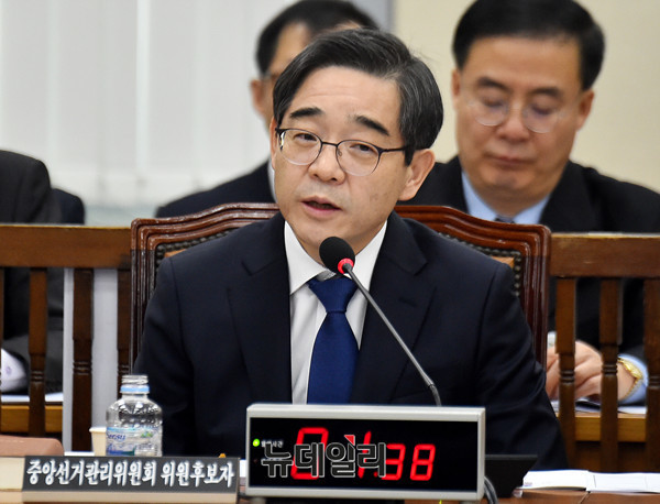▲ 신임 중앙선거관리위원장으로 취임한 권순일 대법관이 지난 20일 국회 안전행정위원회에서 열린 인사청문회에 출석해, 의원들의 질의에 답변하고 있다. ⓒ뉴데일리 이종현 기자