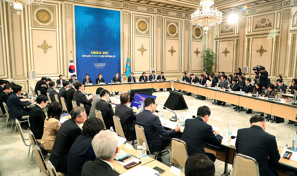 ▲ 문재인 대통령이 27일 국민경제자문회의를 하는 모습. ⓒ청와대 제공