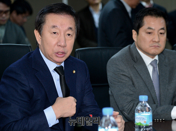 ▲ 자유한국당 김성태 원내대표가 지난 20일 정부과천청사의 방송통신위원회를 항의방문한 자리에서, 검은넥타이를 치켜들어보이며 이효성 위원장을 압박하고 있다. 사진 오른쪽은 과방위 소속의 박대출 의원. ⓒ과천(경기)=뉴데일리 공준표 기자