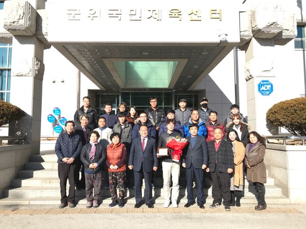 ▲ 군위군 하반기 베스트직원에 권대진씨가 선정된 가운데 김영만 군위군수 등이 권 씨와 함께 기념촬영을 하고 있다.ⓒ군위군