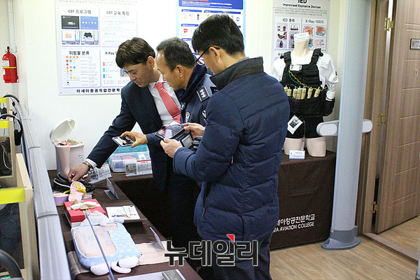 ▲ IED 교육 교보재를 설명중인 아세아항공직업전문학교 김정석 항공보안학부장 ⓒ뉴데일리