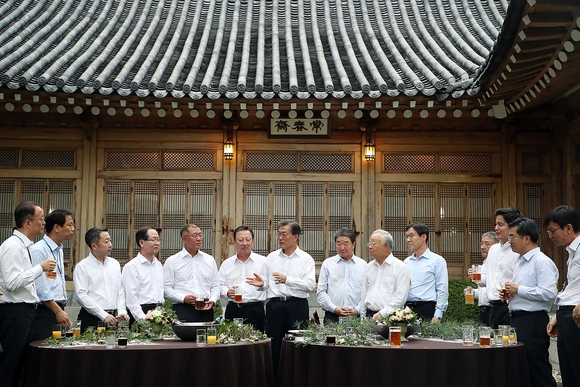 ▲ 문재인 대통령이 지난 7월 기업인들을 청와대로 초청해 치맥타임을 갖고 있다. ⓒ 청와대