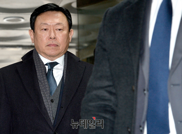 ▲ 신동빈 롯데그룹 회장이 지난 14일 오전 서울중앙지방법원에서 열린 최순실 씨와 안종범 전 청와대 수석에 대한 결심 공판에 출석하고 있다. ⓒ뉴데일리 공준표 기자