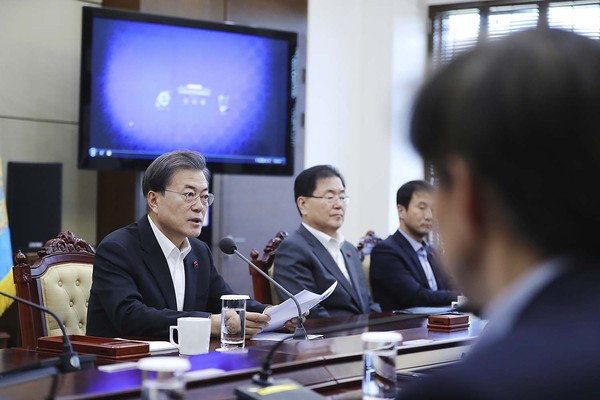 ▲ 문재인 대통령이 오는 29일 하루 연차 휴가를 낸다. 사진은 수석보좌관 회의를 주재하는 모습. ⓒ청와대 제공