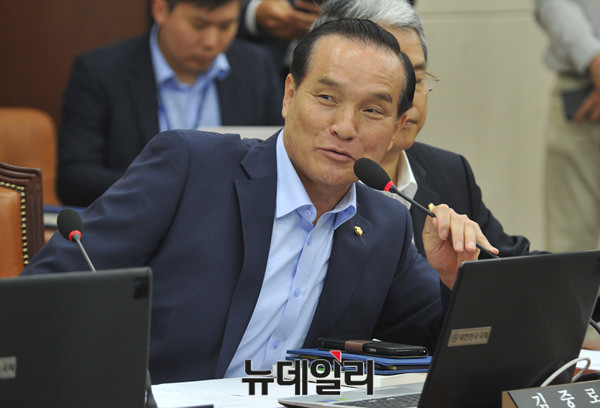 국방위 간사로 선출된 국민의당 김중로 의원이 지난해 6월 21일 오전 국회에서 열린 국방위 전체회의에서 인사말을 하고 있다. ⓒ뉴데일리 이종현 기자