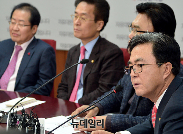 ▲ 자유한국당 김태흠 최고위원(오른쪽)이 28일 오전 서울 여의도 당사에서 열린 최고위원회의에서 홍준표 대표의 사당화 의혹을 제기하고 있다. ⓒ뉴데일리 공준표 기자