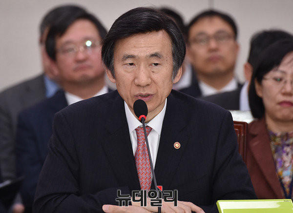 ▲ 2015년 12월 28일 한·일 위안부 피해자 문제 합의를 발표한 당사자인 윤병세 전 외교부 장관. ⓒ뉴데일리 이종현 기자