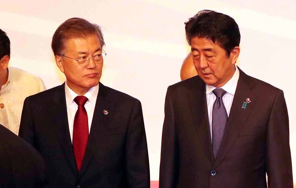 ▲ 문재인 대통령(왼쪽)과 아베 신조 일본 총리. ⓒ뉴시스