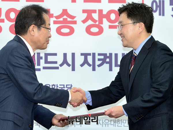 ▲ 자유한국당의 새 혁신위원장으로 임명된 김용태 의원이 28일 오전 여의도 당사에서 홍준표 대표로부터 임명장을 수여받고 있다. ⓒ뉴데일리 공준표 기자