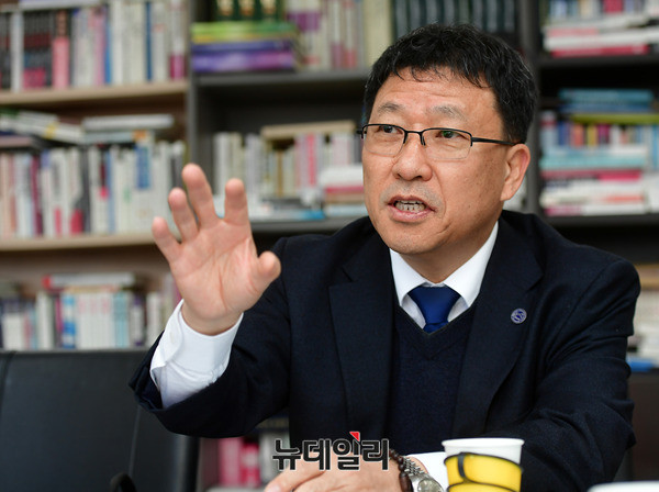 ▲ 김학노 한국원자력학회 회장이 27일 서울 중구 뉴데일리 사무실에서 본지 인보길 회장과 대담을 하고 있다. ⓒ뉴데일리 정상윤 사진기자